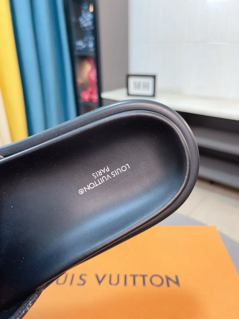 Ex-factory price 360🌹🌹 (lv-Louis Vuitton) New men's slippers, high-end boutique, exquisite embossed logo decoration on the upper, fine workmanship, super soft soles, casual, loose and comfortable, a must-have in summer! \nsize：38-44